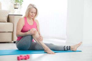 Woman experiencing knee pain